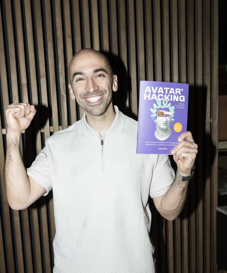 Siamak Ghofrani mit dem Buch Avatar Hacking